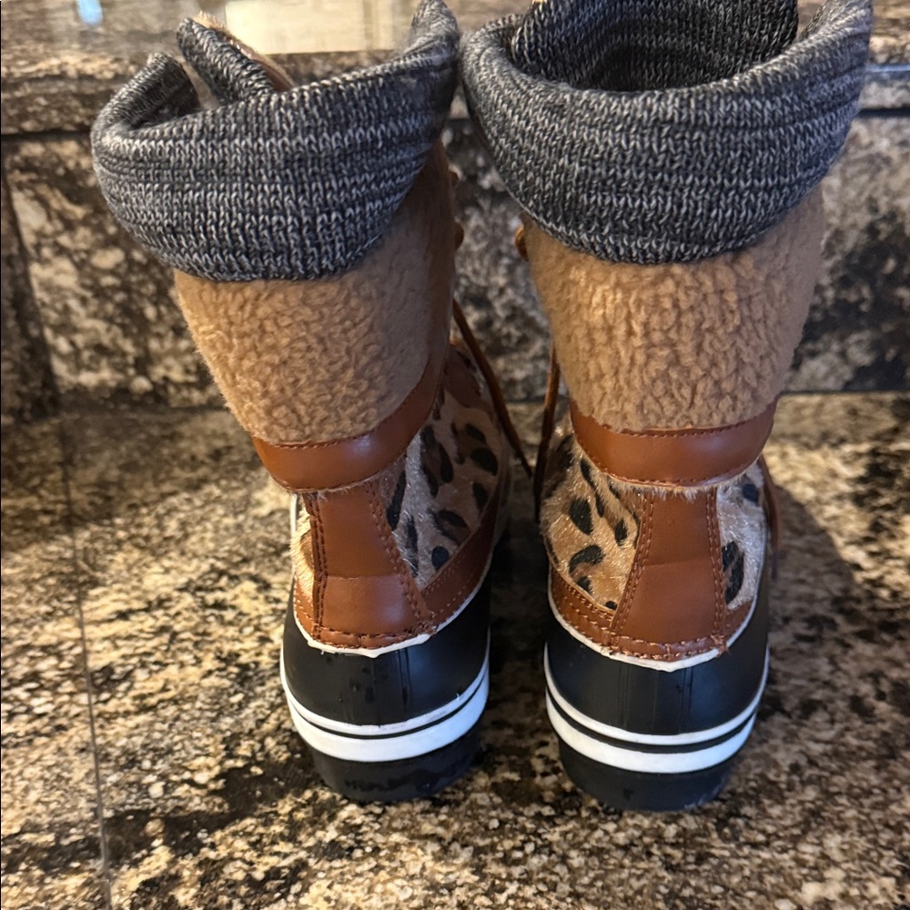 Forever Women’s Stylish Leopard Print Duck Boots - Picture 5 of 10